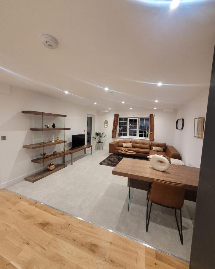 Luxury 1 Bed Apartment In The Heart Of Rochester Wainscot Exterior foto