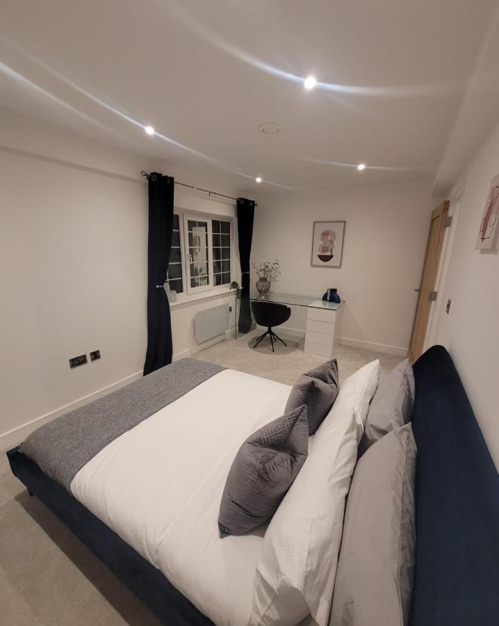 Luxury 1 Bed Apartment In The Heart Of Rochester Wainscot Exterior foto
