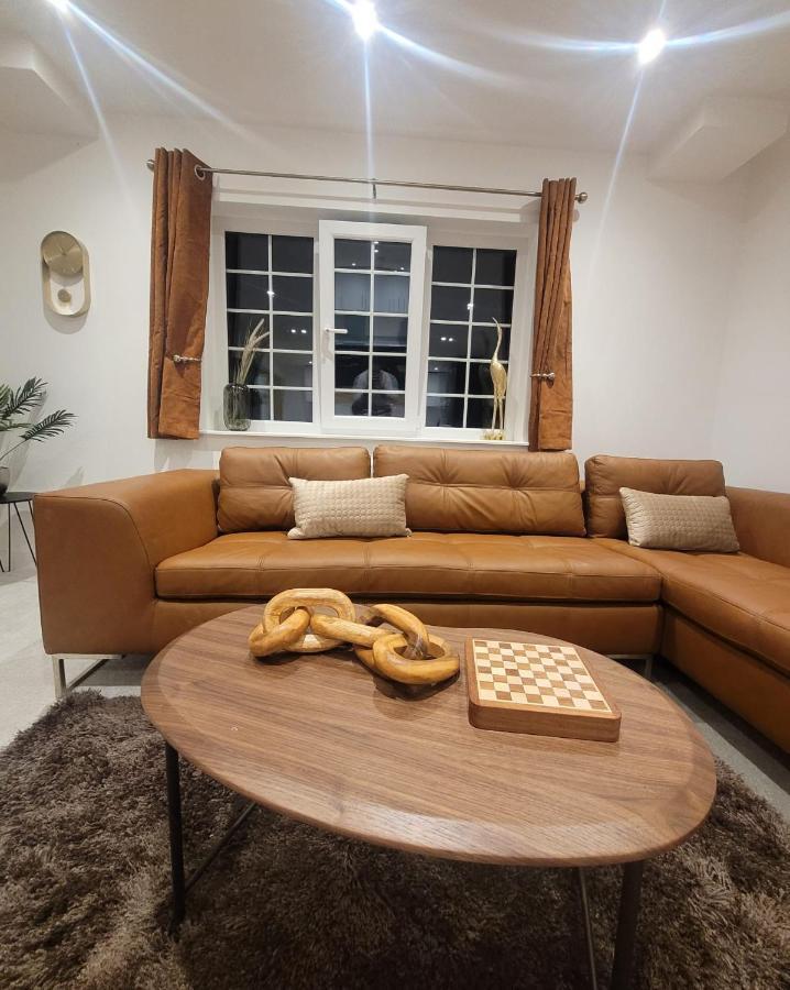 Luxury 1 Bed Apartment In The Heart Of Rochester Wainscot Exterior foto